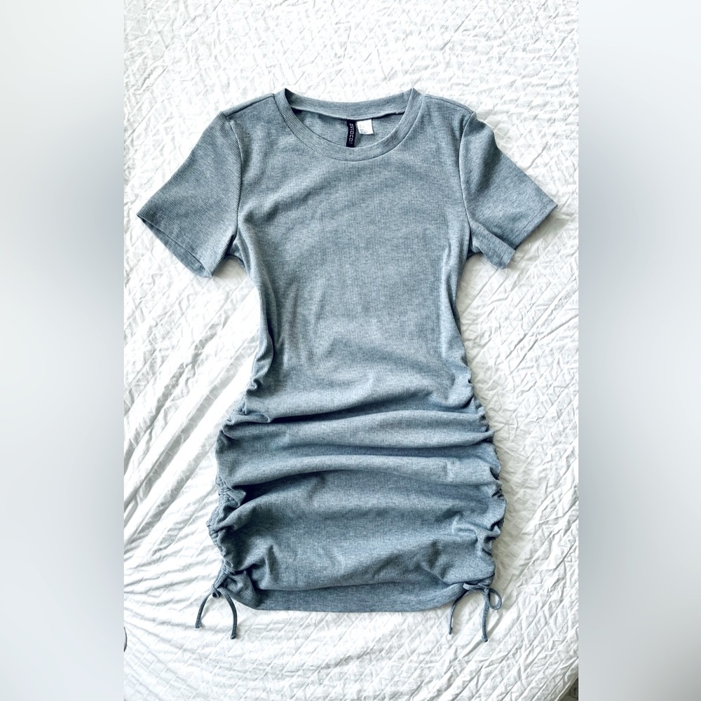 LIKE NEW only worn once ⭐️ 
Ribbed, adjustable, ruched dress.